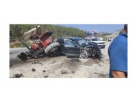 Manavgat’ta otomobil traktör çarpıştı: 6 yaralı