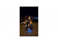 Elektrikli scootere 2’si omuzda 6 kişi bindiler