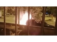Park halindeki otomobil alev alev yandı