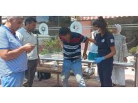 Kalçasından bıçaklandığını otobüs durağında oturunca fark etti