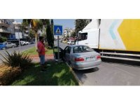 Kargo kamyonu otomobile çarptı