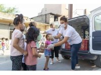 Mersin’de çocuklara çikolatalı cupcake ve limonata dağıtılıyor