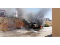 Manavgat’ta park halindeki minibüs cayır cayır yandı