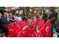 Eren Bülbül’ü korurken 41 kurşunla şehit olan Astsubay Ferhat Gedik’in kabrine 41 Türk bayrağı dikildi