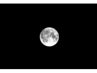 "Süper Ay" bulutların arasında görsel şölen sundu