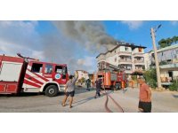 Çatı katı alevlere teslim oldu, 2 kişi dumandan etkilendi
