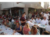 Başkan Böcek, vatandaşlara aşure dağıttı