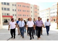 Vali Pehlivan, yapımı tamamlanan okullarda incelemelerde bulundu