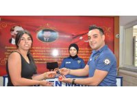 Caddede düşürdüğü 70 bin liralık altınlarına polis sayesinde kavuştu