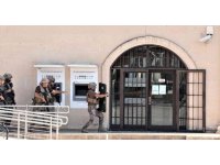 Banka şube müdürünü ve çalışanları rehin alan şahıs 2 saat sonra ikna edildi