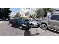 Kaza yapan otomobiller park halindeki kamyonete çarptı: 1 yaralı