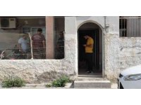 Yaşlı kadın ölü, oğlu bilekleri kesilmiş halde bulundu