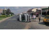 Manavgat’ta otomobiller çarpıştı, tur minibüsü 50 metre sürüklenerek devrildi