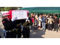 Kamuflaj giyen şehit annesi evladını asker selamıyla uğurladı