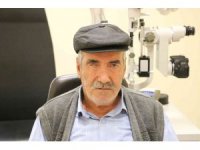 Yaşlı adam kornea nakliyle yeniden görmeye başladı