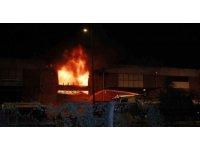 Motosiklet ve bisiklet yedek parça deposunda yangın: 2 yaralı