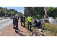 Virajı alamayan otomobil elektrik direğini yerinden söktü