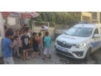 Polis operasyonda çocuklar korkmasın diye dondurma dağıttı
