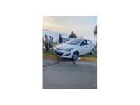 Çim kesen belediye çalışanlarına otomobil çarptı:2 yaralı