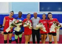 Konyaaltı, şampiyon sporcularını çiçeklerle karşıladı