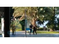 İki gencin kavgasında cadde ringe döndü