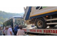 Antalya’da otel servis midibüsü kamyon yüklü çekiciyle çarpıştı: 4’ü ağır 27 yaralı