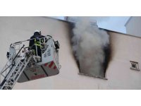 Alevler arasında mahsur kalan felçli kadını komşusu kurtardı