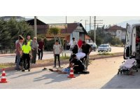 Burdur’da motosiklet refüje çarptı: 1’i ağır 2 yaralı
