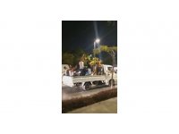 Seyir halindeki kamyonetin üzerini diskoya çevirdiler