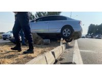 Otomobilin çarptığı elektrik direği başka bir otomobilin üzerine devrildi: 5 yaralı