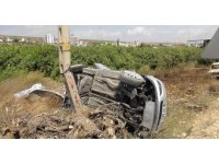 Takla atan otomobil elektrik direğine çarptı: 6 yaralı