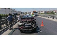 Kamyonetin üzerindeki tabela, otomobilin üzerine düştü