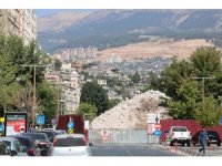 Saçma binanın enkazı da dert oldu