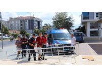 Yüzlerini gizlemeye çalışsalar da yakalandılar