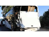 Alanya’da tur otobüsü yolcu indiren servise çarptı