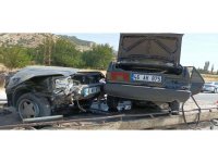 Otomobil ikiye bölündü, sürücü yaralandı