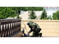 Antalya’da şüpheli valizden kurabiye çıktı, polis vatandaşı bölgeden uzaklaştırmakta zorlandı