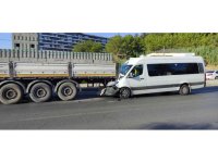 Tur minibüsü park halindeki tıra arkadan çarptı: 5 yaralı