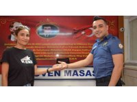 Eşinin evlilik hediyesi yüzüklerine polisin sayesinde kavuştu
