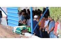 Feci kazada ölen anne ve 1 yaşındaki kızı yan yana toprağa verildi