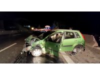 Otoyolda beton bariyerlere çarpan otomobilin sürücüsü yaralandı