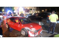 Refüjü aşıp karşı şeride daldı, iki araca çarparak durabildi