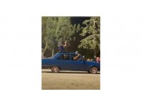 Otomobil tavanında tehlikeli yolculuk