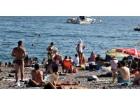 Boğulma ihbarı üzerine sahile gelen polisler bile keyiflerini bozamadı