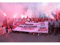 Mezitli’de gecenin karanlığı zafer meşalesi ile aydınlandı