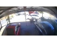 Motosikletini çalmaya çalışan şüpheliyi yakalamak için adeta uçtu