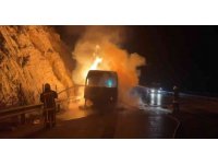 Kömür yüklü tırın dorsesi alev alev yandı