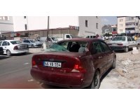 Park halindeki otomobilin üstüne inşaattan kalas düştü