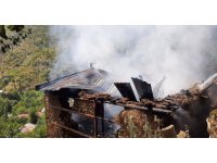 Köydeki yanan eve helikopterli müdahale