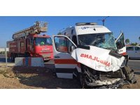 Antalya’da ambulans ile midibüs çarpıştı: 2 yaralı